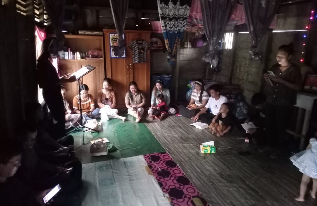 Ibadah Keluarga di Rumah Dandy dan Lisa, di Desa Tumbang Sabetung