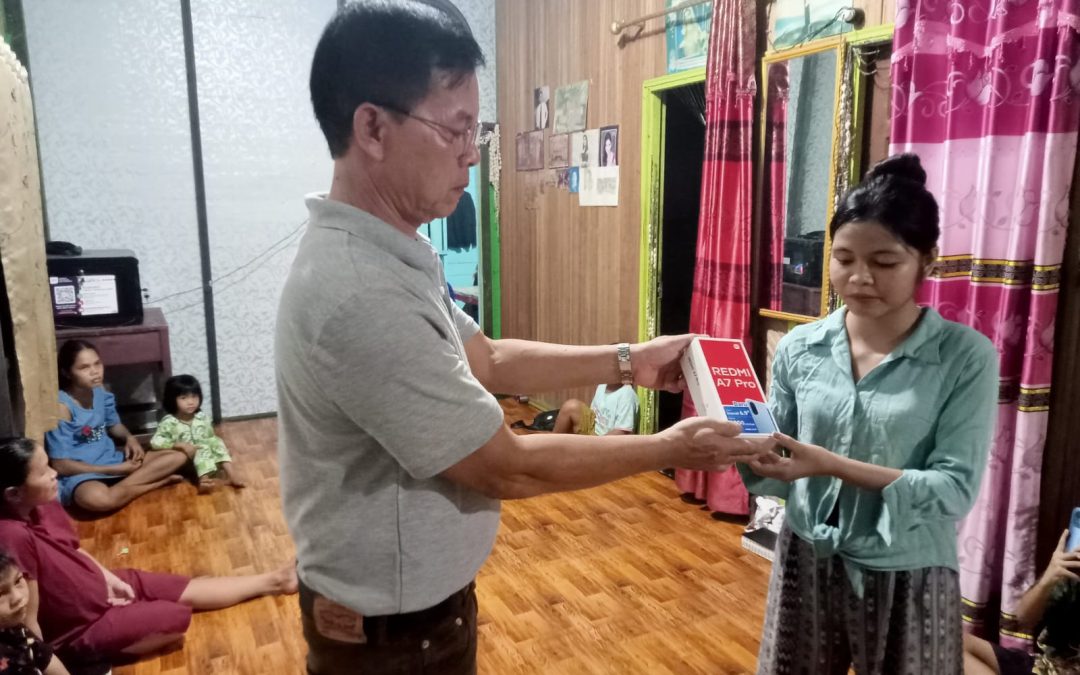 MOMEN PENUH HARU PENYERAHAN DONASI DI TUMBANG SABETUNG