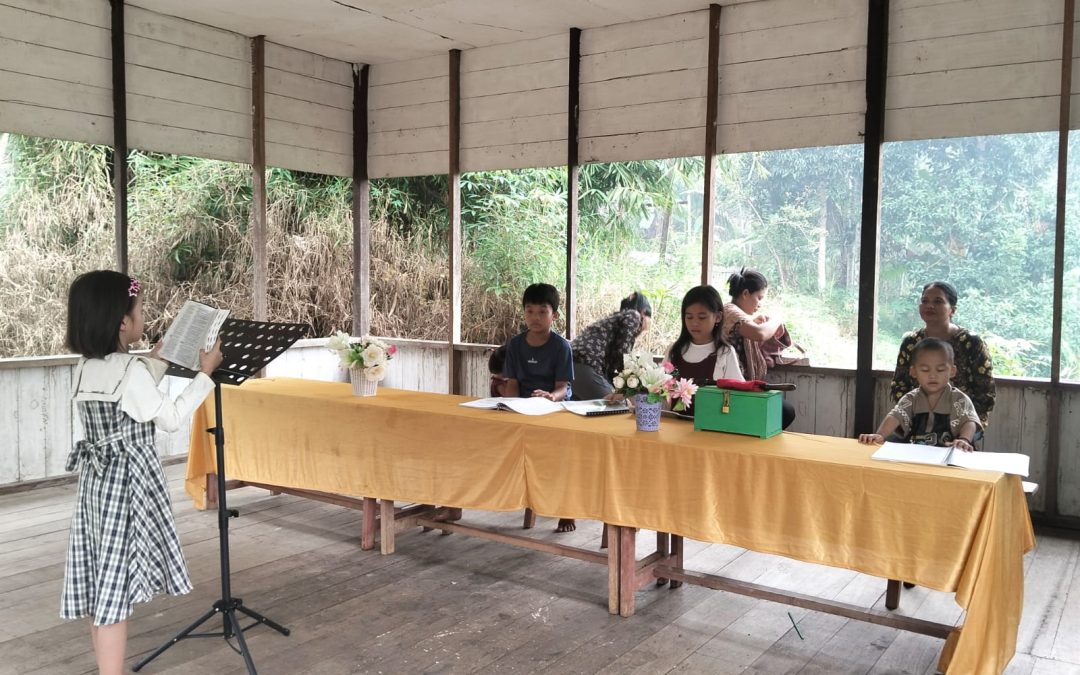 DARI TUMBANG MANGKETAI, SENYUM & KEBERANIAN ANAK-ANAK INI MENGGETARKAN IMAN KITA